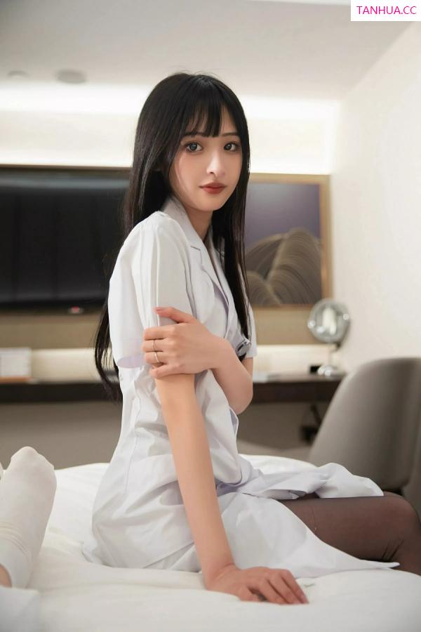   [XiuRen]高清写真图 2025.06.06 No.10373 茂木希子 白色护士服第9张图片